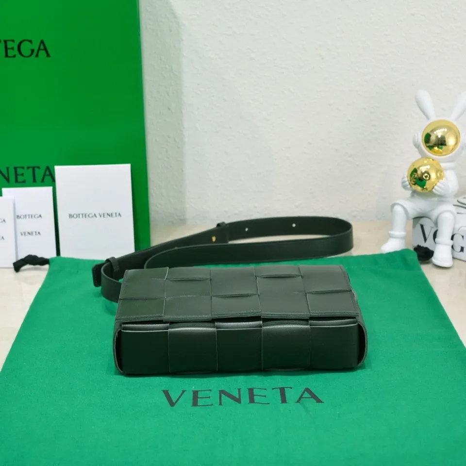 Batch 1420 Real shots 👇BV Cassette’s trendy design is earth-shakingly beautiful. The handsome style with flamboyant personality has completely changed the dull style of the past. Beauty is a topic that women can never refuse. Walking on the streets of Milan, you can see her figure everywhere. It is called tofu bag, original sheepskin: the key point is that it can be controlled by both men and women, and has become a big celebrity in the fashion circle. Size 23*15*5 [6687#]